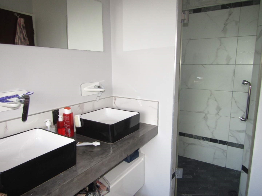 To Let 5 Bedroom Property for Rent in Sydenham Gauteng