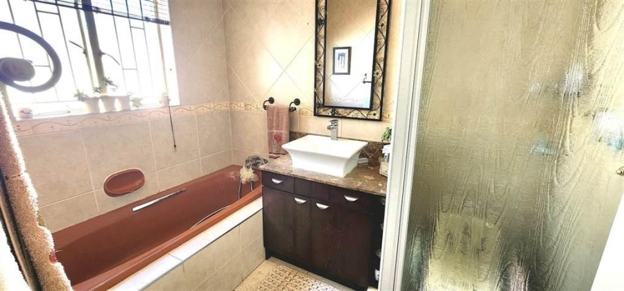 4 Bedroom Property for Sale in Oakdene Gauteng