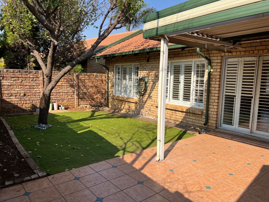To Let 2 Bedroom Property for Rent in Die Wilgers Gauteng