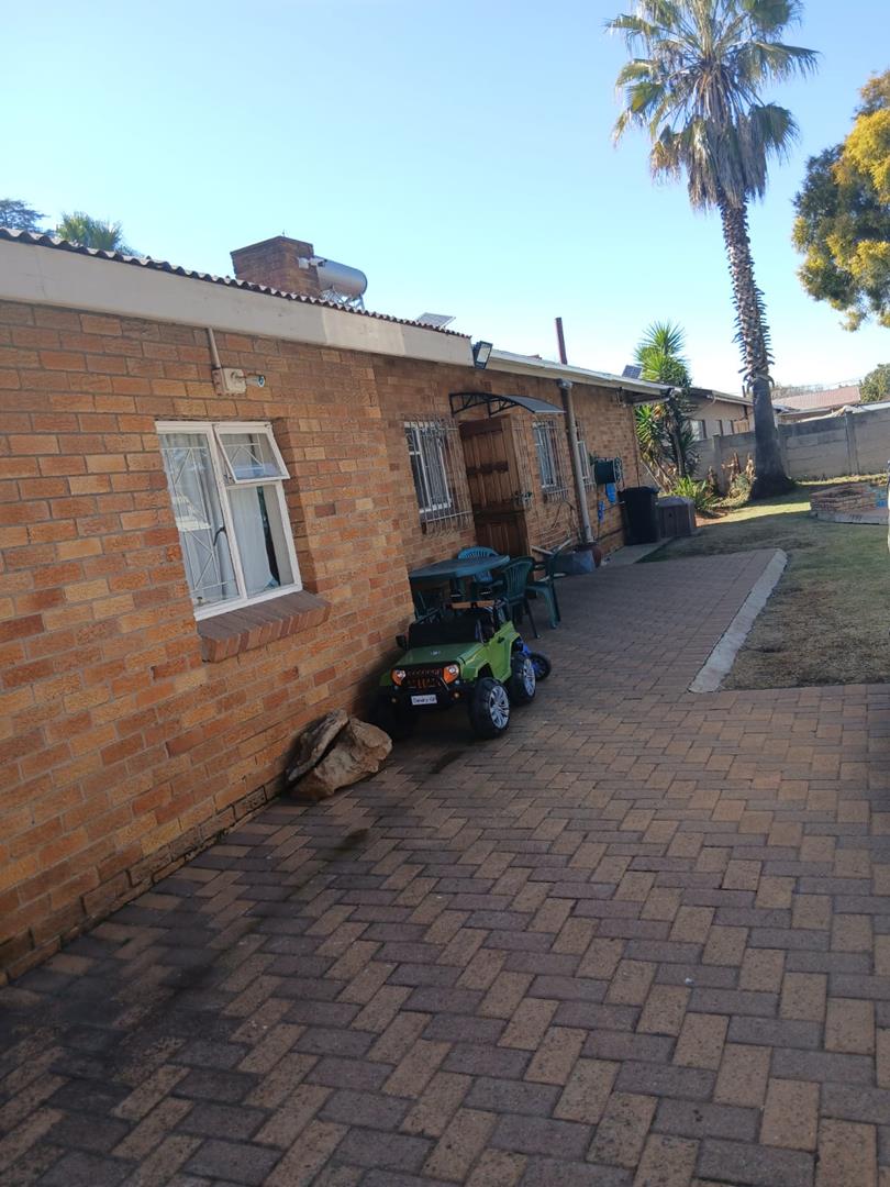 5 Bedroom Property for Sale in Strubenvale Gauteng
