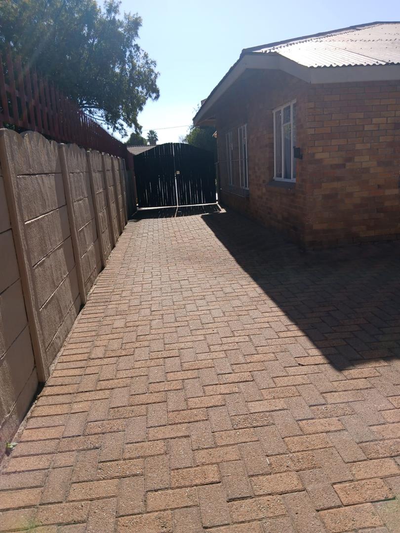 5 Bedroom Property for Sale in Strubenvale Gauteng