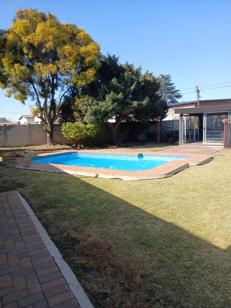 5 Bedroom Property for Sale in Strubenvale Gauteng