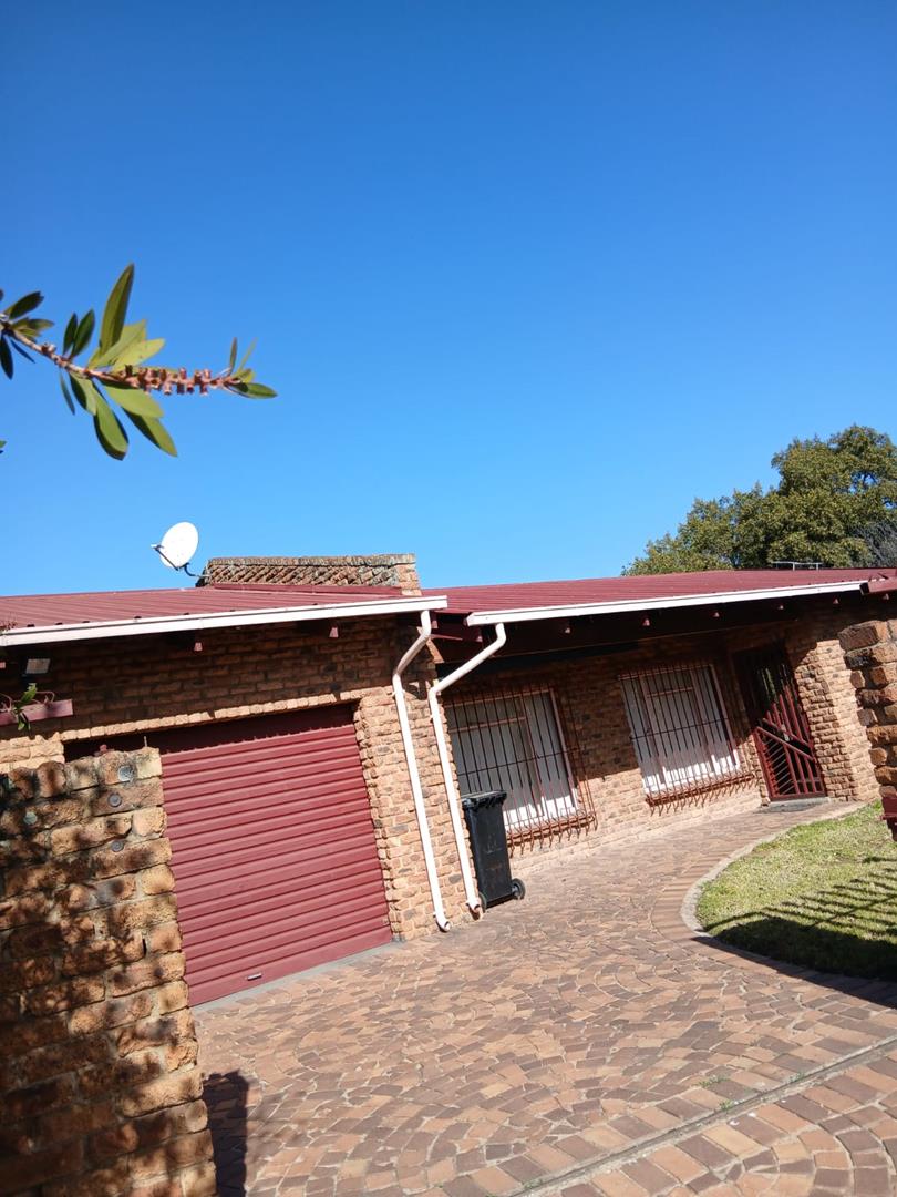 5 Bedroom Property for Sale in Strubenvale Gauteng