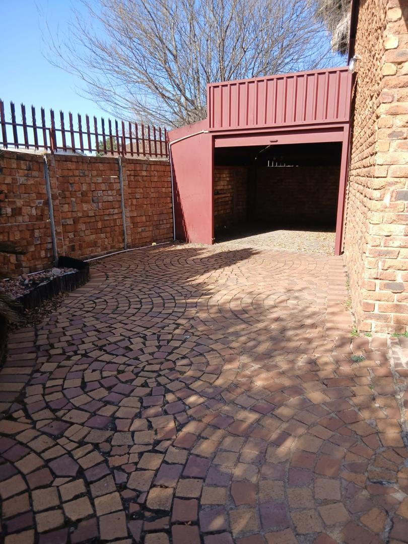 5 Bedroom Property for Sale in Strubenvale Gauteng