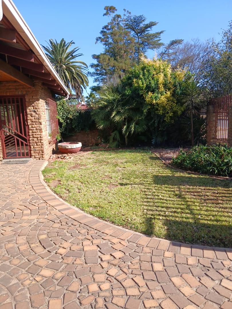 5 Bedroom Property for Sale in Strubenvale Gauteng