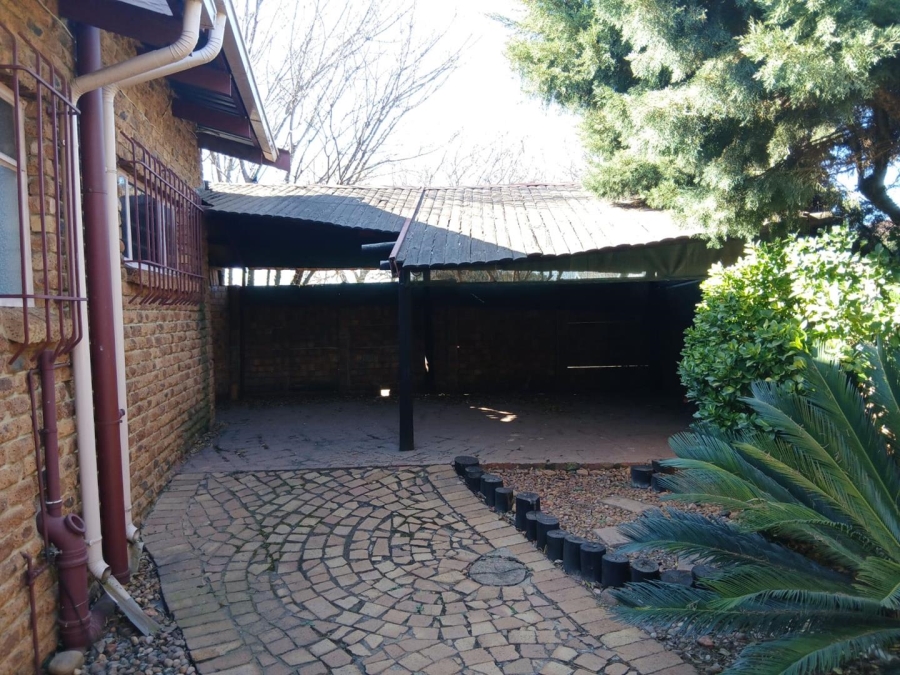 5 Bedroom Property for Sale in Strubenvale Gauteng