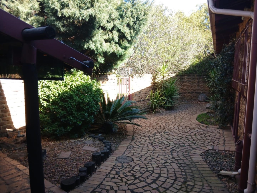 5 Bedroom Property for Sale in Strubenvale Gauteng