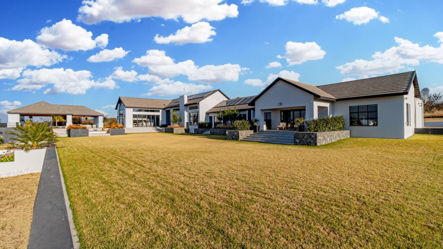 5 Bedroom Property for Sale in Honingklip A H Gauteng