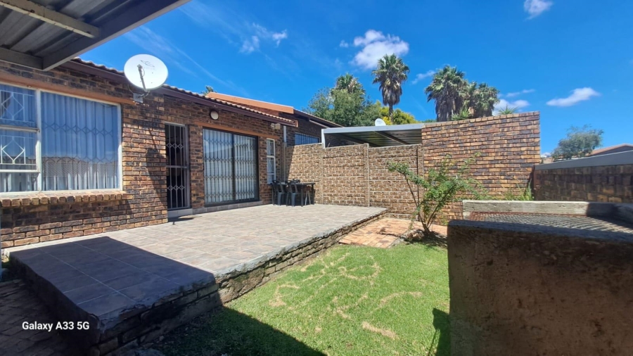 3 Bedroom Property for Sale in Buccleuch Gauteng