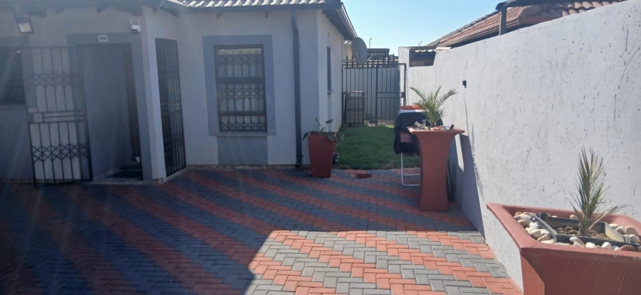 2 Bedroom Property for Sale in Clayville Gauteng