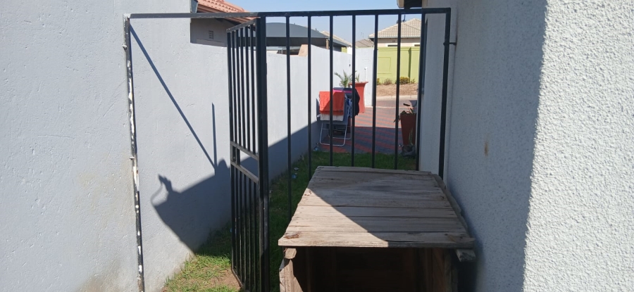 2 Bedroom Property for Sale in Clayville Gauteng