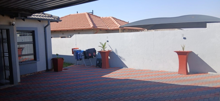 2 Bedroom Property for Sale in Clayville Gauteng