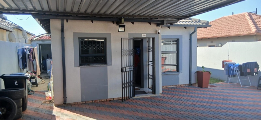 2 Bedroom Property for Sale in Clayville Gauteng