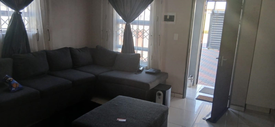 2 Bedroom Property for Sale in Clayville Gauteng