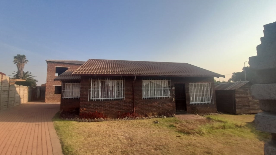 12 Bedroom Property for Sale in Birch Acres Gauteng