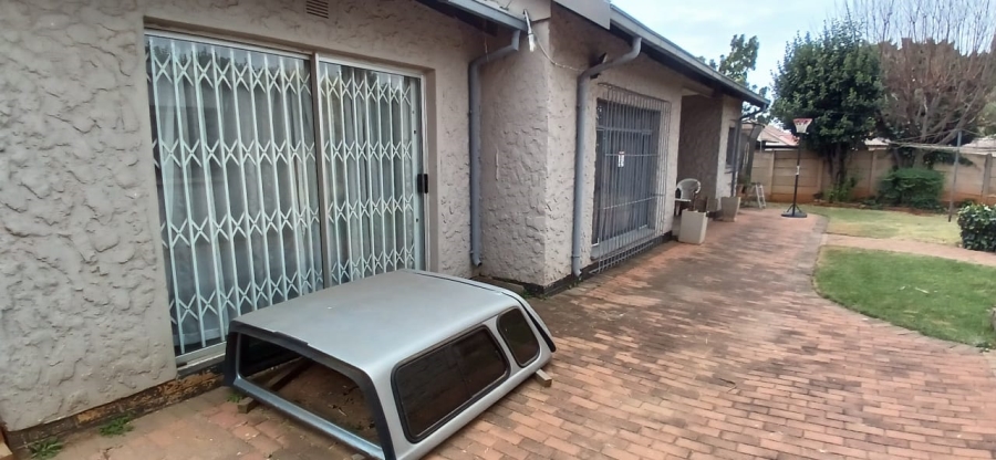 5 Bedroom Property for Sale in Edleen Gauteng