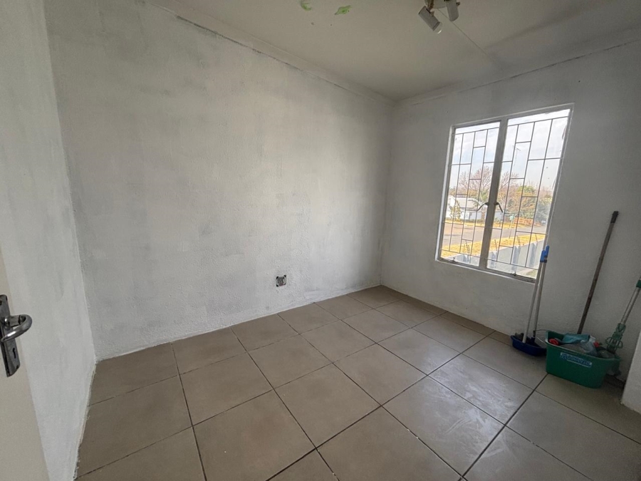 2 Bedroom Property for Sale in Mulbarton Gauteng