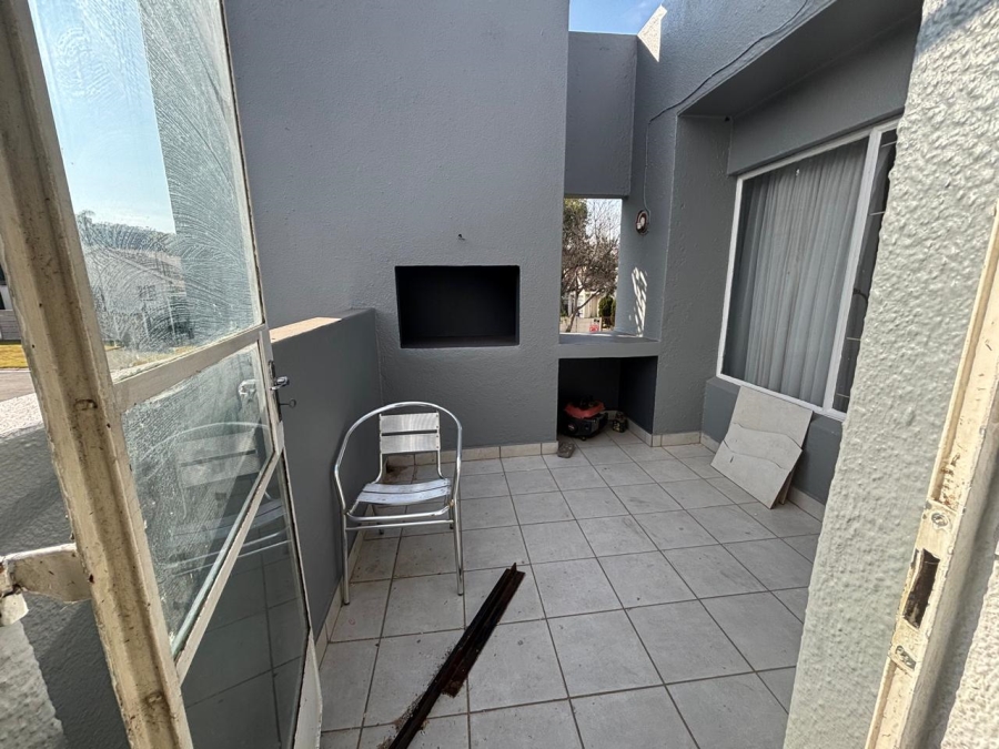 2 Bedroom Property for Sale in Mulbarton Gauteng
