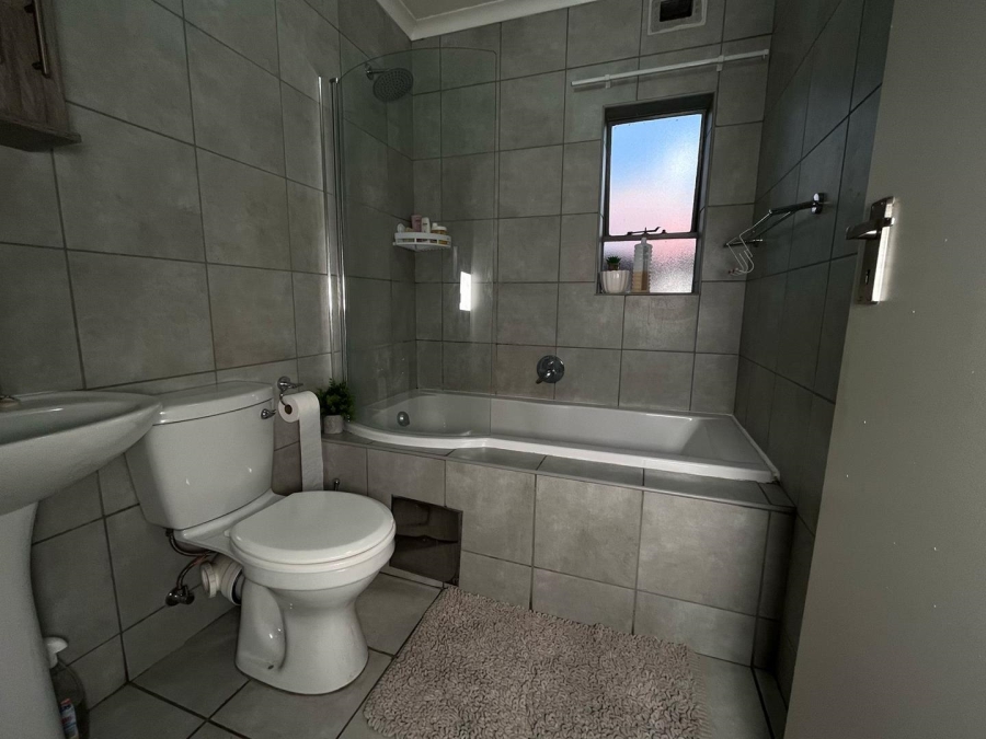 2 Bedroom Property for Sale in Heuweloord Gauteng