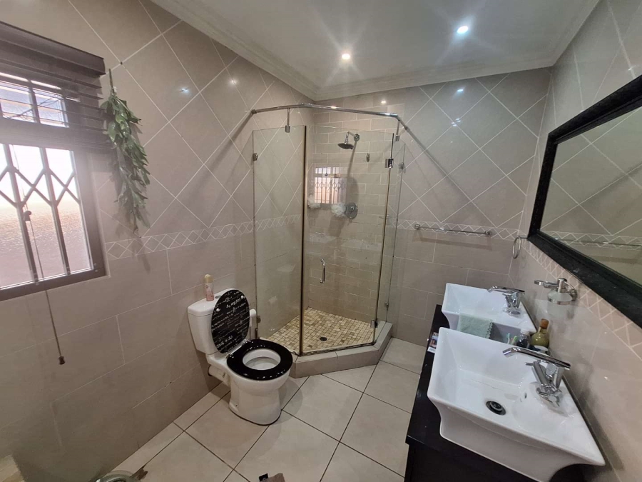 To Let 4 Bedroom Property for Rent in Constantia Kloof Gauteng