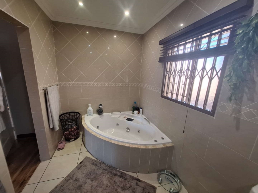 To Let 4 Bedroom Property for Rent in Constantia Kloof Gauteng