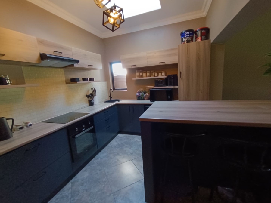 5 Bedroom Property for Sale in Midstream Estate Gauteng
