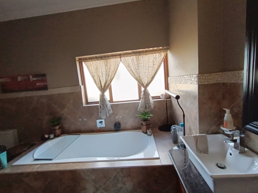 5 Bedroom Property for Sale in Midstream Estate Gauteng