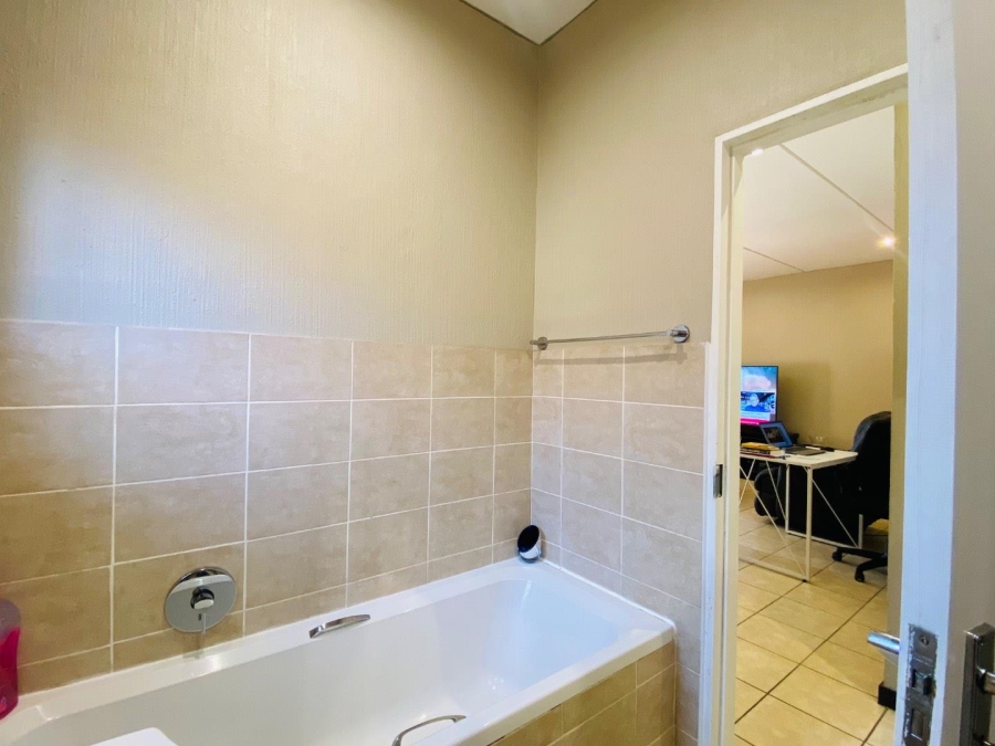 3 Bedroom Property for Sale in Wilgeheuwel Gauteng