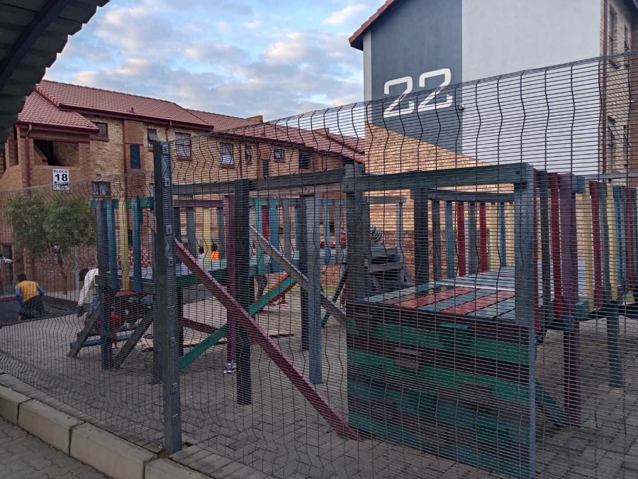 2 Bedroom Property for Sale in Erand Gardens Gauteng