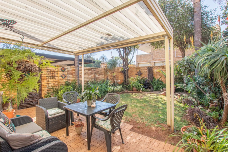 2 Bedroom Property for Sale in Wilgeheuwel Gauteng