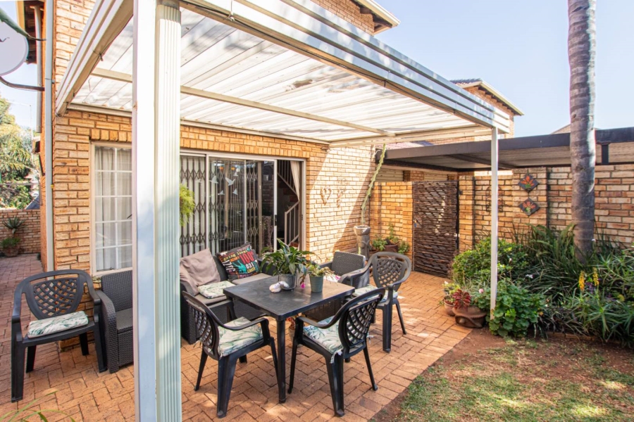 2 Bedroom Property for Sale in Wilgeheuwel Gauteng