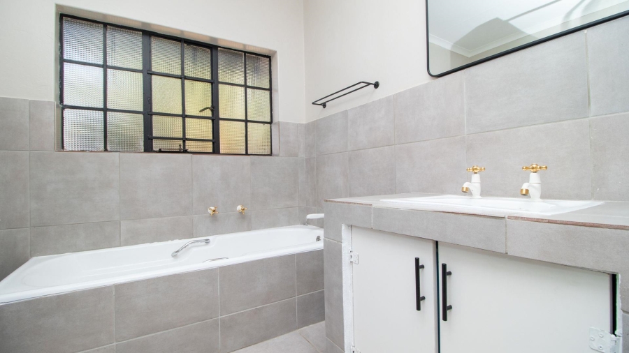 6 Bedroom Property for Sale in Freeway Park Gauteng