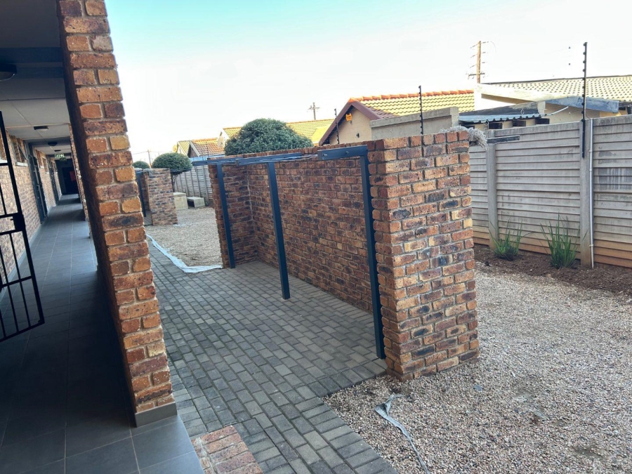 2 Bedroom Property for Sale in Lotus Gardens Gauteng