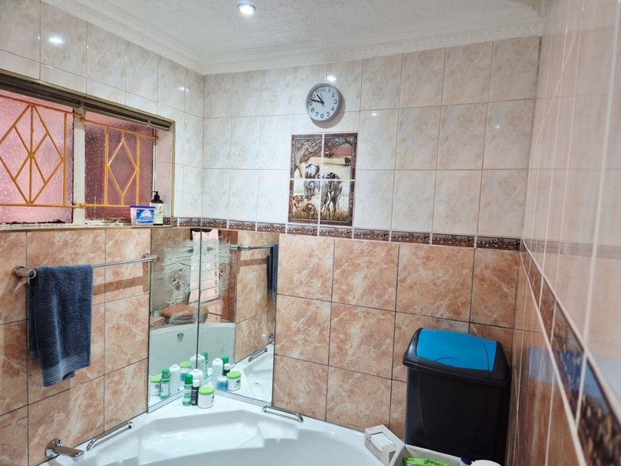 5 Bedroom Property for Sale in Lenasia Ext 1 Gauteng