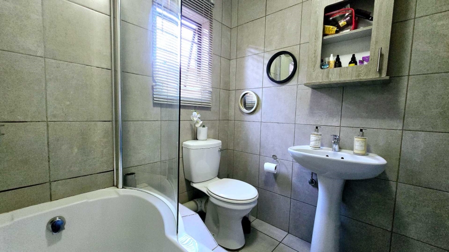 2 Bedroom Property for Sale in La Montagne Gauteng