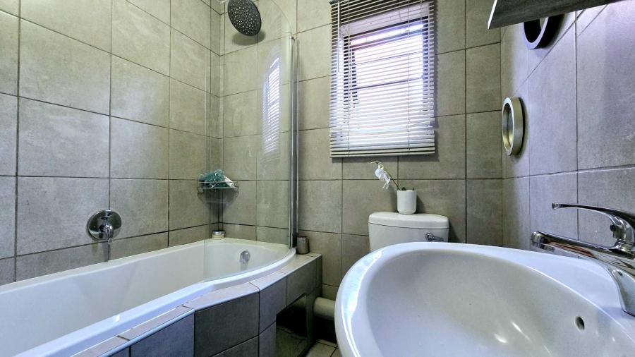 2 Bedroom Property for Sale in La Montagne Gauteng