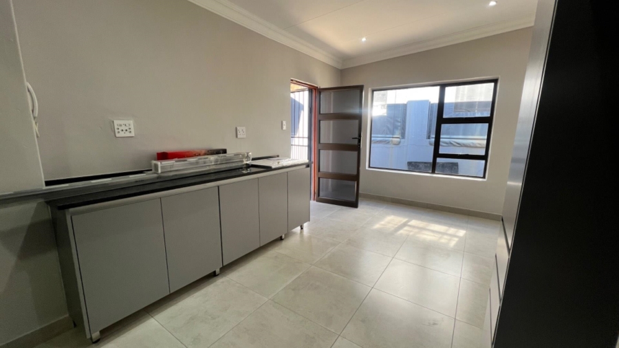 To Let 1 Bedroom Property for Rent in Mondeor Gauteng