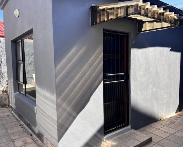 To Let 1 Bedroom Property for Rent in Mondeor Gauteng