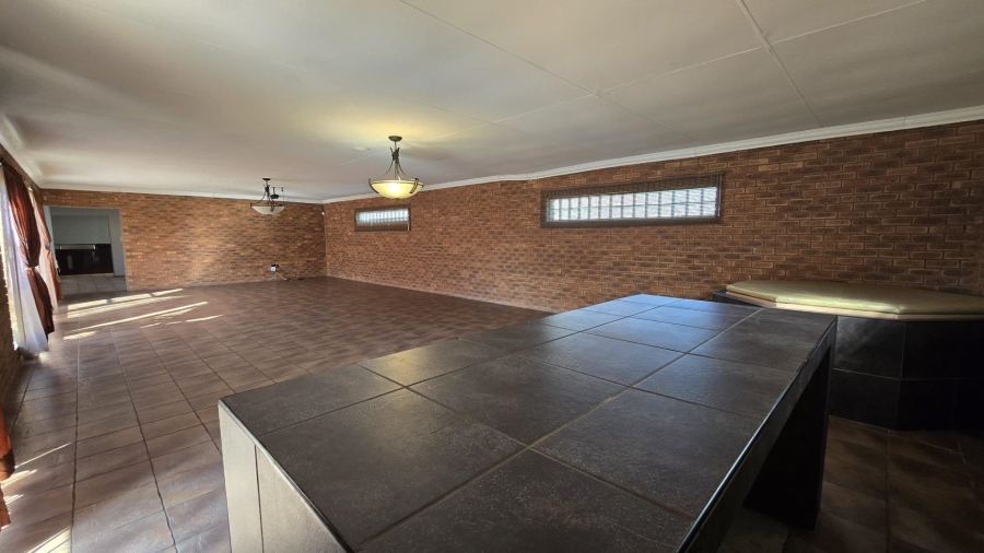 To Let 5 Bedroom Property for Rent in Randhart Gauteng