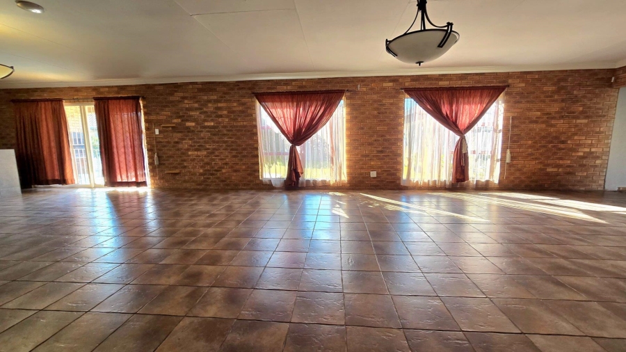 To Let 5 Bedroom Property for Rent in Randhart Gauteng