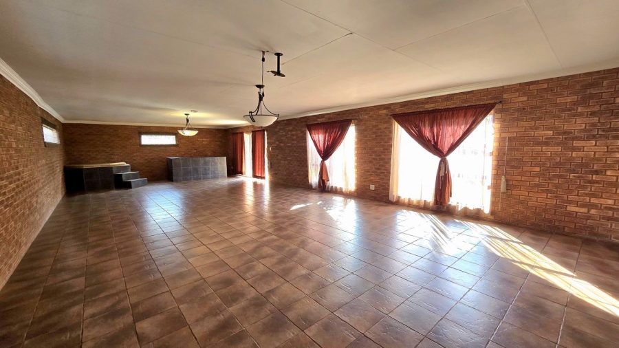 To Let 5 Bedroom Property for Rent in Randhart Gauteng