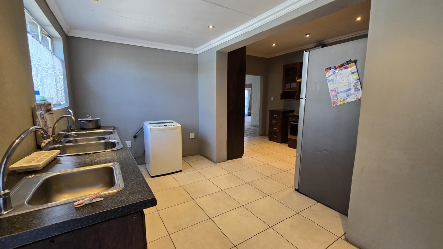 To Let 5 Bedroom Property for Rent in Randhart Gauteng