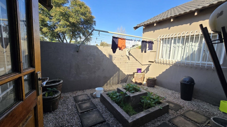 To Let 5 Bedroom Property for Rent in Randhart Gauteng