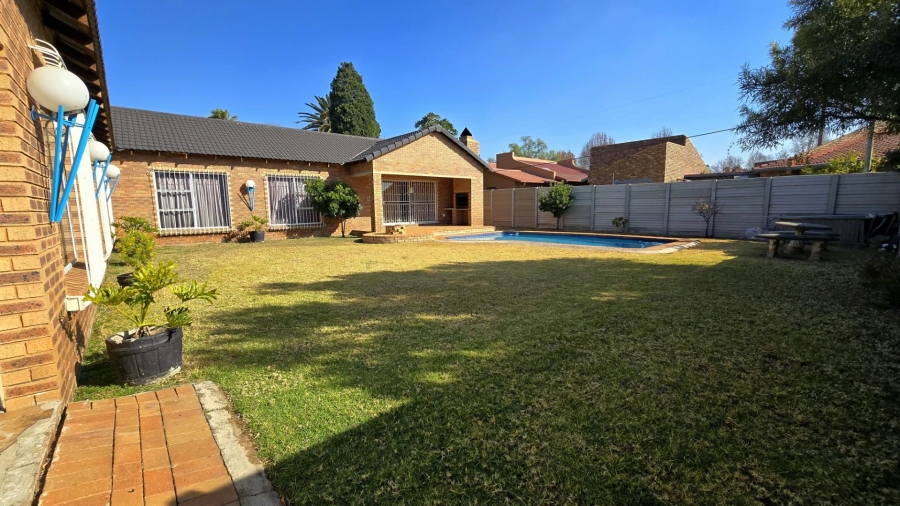 To Let 5 Bedroom Property for Rent in Randhart Gauteng