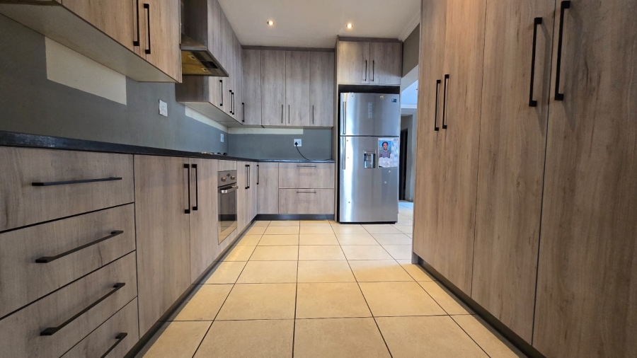 To Let 5 Bedroom Property for Rent in Randhart Gauteng