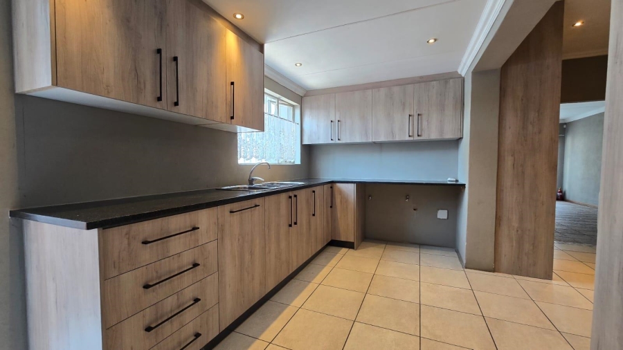 To Let 5 Bedroom Property for Rent in Randhart Gauteng