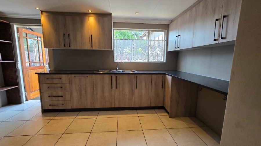 To Let 5 Bedroom Property for Rent in Randhart Gauteng