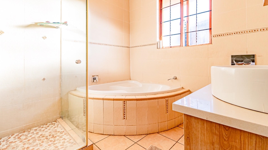 5 Bedroom Property for Sale in Raslouw A H Gauteng