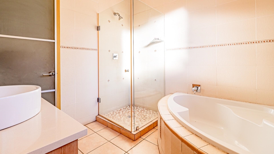 5 Bedroom Property for Sale in Raslouw A H Gauteng
