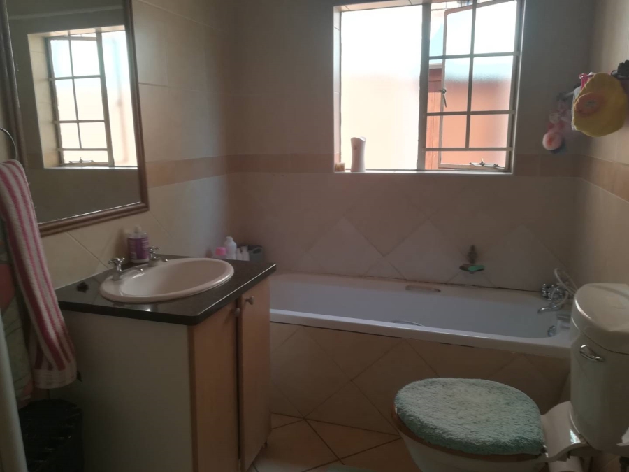 To Let 3 Bedroom Property for Rent in Monavoni Gauteng